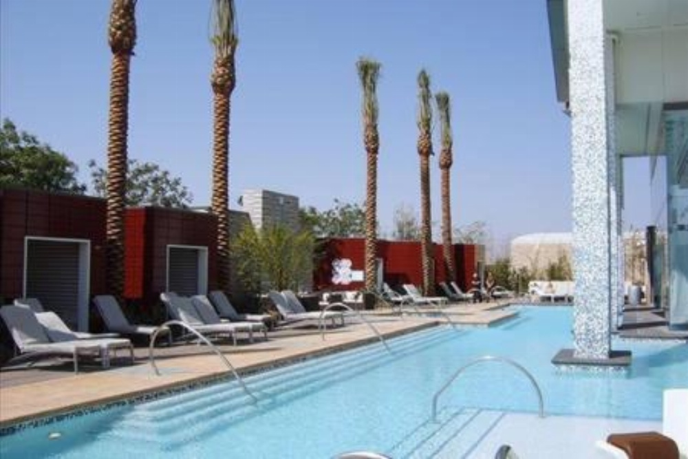 Luxury Suites at Palms Place Image 10