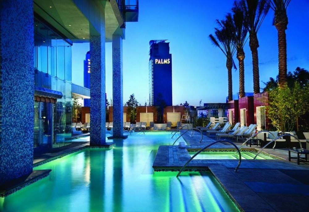 Luxury Suites at Palms Place Image 16