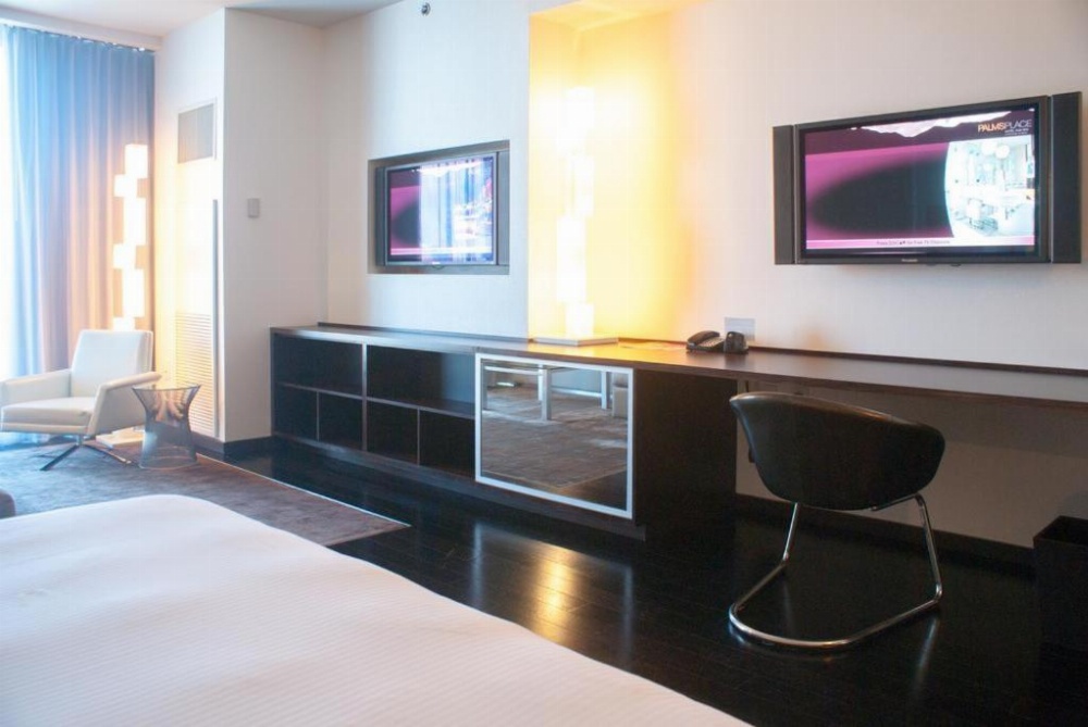 Luxury Suites at Palms Place Image 38