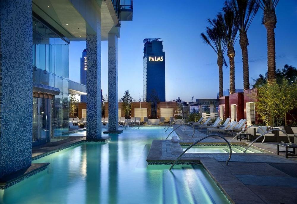 Luxury Suites at Palms Place Image 7